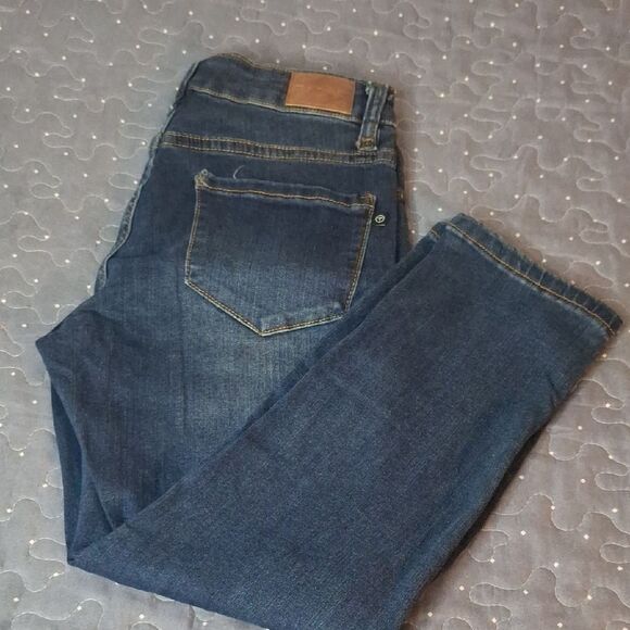 Tahari Denim - Tahari Hannah Mid rise capri Jeans size 4